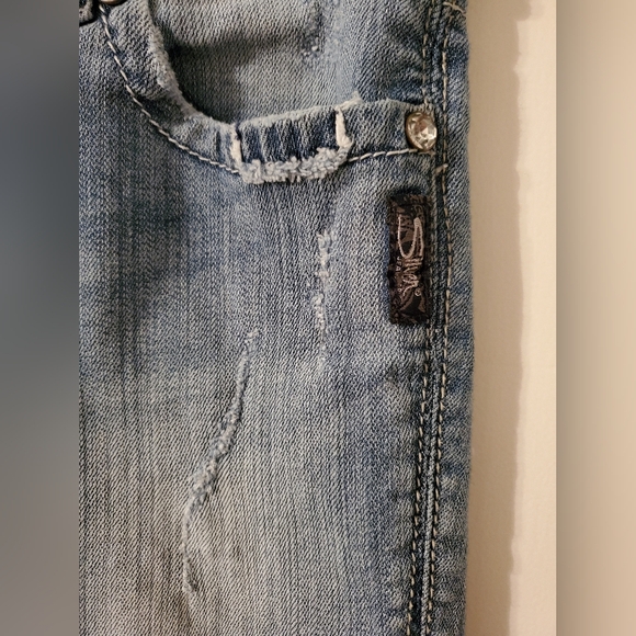 Women's Silver Jeans Distressed Suki Denim Capris - Picture 5 of 10